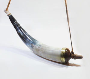 Auténtica Cuerno de Polvo Vikingo Hecho a Mano con Detalles de Latón Grabado y Correa de Hombro de Cuero, Estilo Medieval Tradicional - Product Image 1