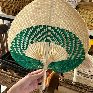 Abanico de bambú con diseño pintado Colores naturales y surtidos de Vietnam-Regalo promocional - Product Image 1