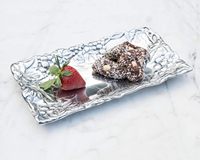 Plateau de service à pain moderne en métal poli à la main avec motif raisin Plateau en aluminium coulé au sable au prix de gros direct d'Inde