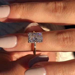 Bague de fiançailles solitaire en diamant de laboratoire taille émeraude de 4,20 carats en or jaune 14 carats, fabriquée à la main - Product Image 3