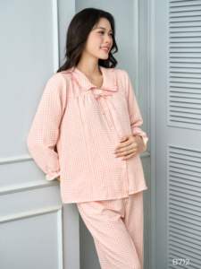 Pijamas de Maternidad de Lino a Rayas Rosas Modelo B712 Manga Larga con Cuello con Volantes Tejido Absorbente de Sudor Precio al por Mayor - Product Image 6