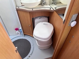 Minicaravana Familiar 2009, Autocaravana de 46 Plazas para 8 Personas, Camper Económico con Baño Disponible - Product Image 5