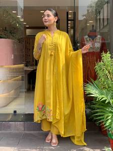 Elegante conjunto de traje de rayón con kurti bordado floral, pantalón a juego y dupatta en contraste, conjunto de tres piezas de ropa étnica cosida. - Product Image 6