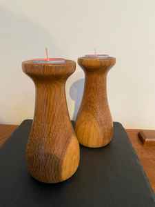 เชิงเทียนทรงแจกันทำจากไม้ที่ทำจากไม้ธรรมชาติเนื้อแข็งมาพร้อมรูปทรงโค้งเรียบที่ได้รับแรงบันดาลใจจากแจกันคลาสสิก - Product Image 2