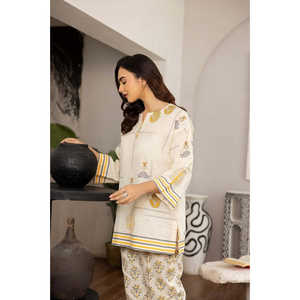 Conjunto Coordinado de Dos Piezas para Mujer, Color Beige, Estampado Dobby, Blusa Bordada de Manga Tres Cuartos, Pantalones Cortos hasta la Rodilla, para Uso Diario, Talla XS/XSs - Product Image 1