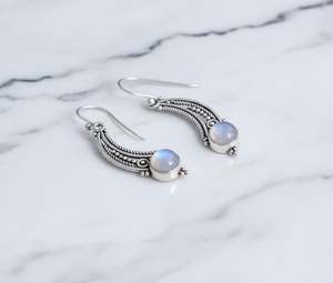 Boucles d'oreilles clous en argent sterling plaqué or, style Bali, avec pierre de lune céleste en forme de croissant, motif de granulation complexe, pour soirée, design charmant - Product Image 1