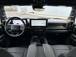 SUV Eléctrico Usado 2024 2X AWD R20 Automático Volante a la Izquierda Cuero Oscuro ACC Sin Accidentes En Buen Estado - Product Image 3