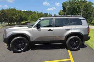 Usado 2024 T o y o t a L a n d C r u i s e r Primera edición 4WD a tiempo completo, Centro de bloqueo y diferenciales traseros - Product Image 3