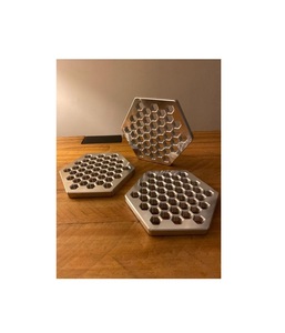 Sous-verres en aluminium léger et durable avec surface métallique élégante et base antidérapante pour un placement sécurisé des boissons - Product Image 1