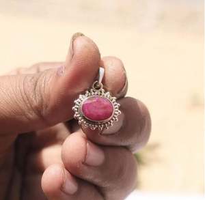 Pendentif en pierre précieuse rubis rose, pendentif en argent 925, pierre taillée, pendentif fait à la main, design unique, pendentif en pierre rose, Noël - Product Image 1