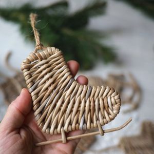 Adornos de Mimbre Hechos a Mano para Decoración Navideña Diseños Hechos a Mano y Festivos Adornos Navideños de Ratán Ecológicos - Product Image 3