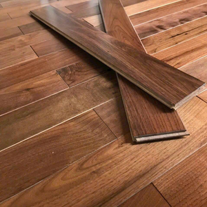Parquet en bois d'ingénierie, largeur de lame 5,1-6,9 pouces, système de pose par clic, préfini, résistant à l'eau, style traditionnel pour intérieur - Product Image 1