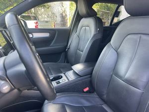 2019 pour Volvo XC40 T5 Momentum AWD utilisé avec prêt à expédier sièges en cuir intérieur foncé à direction gauche R18 taille des pneus Turbo moteur - Product Image 3