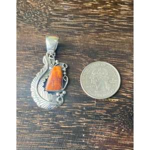 Pendentif plume en argent sterling et huître barbelée de fabrication navajo, serti de corail incrusté - Product Image 3