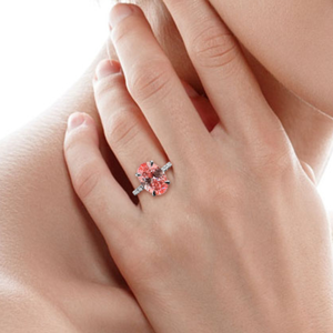 Solitaire de forme ovale de couleur rose de 3.00 carats avec accent latéral Bague de fiançailles en diamant cultivé en laboratoire en or blanc 14 carats à 4 griffes - Product Image 5