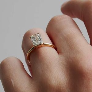 Bague Moissanite radiante à la mode 6.5x10 MM avec réglage de demi-lunette et bague de promesse élégante à bande arrondie mince pour elle - Product Image 3