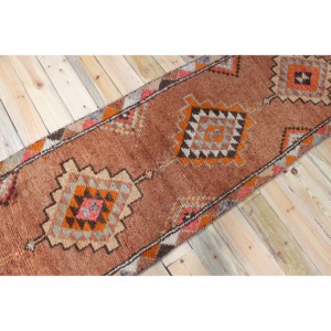 Alfombra Vintage Herki Runner de 2.7x10.8 pies (82x328 cm), Alfombra Turca de Lana con Diseño Geométrico Naranja - Product Image 2