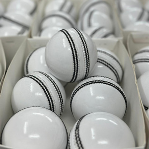Balle de cricket blanche en cuir de qualité supérieure, pour entraînement et matchs officiels, avec marquage personnalisé. - Product Image 2