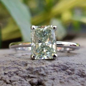 Solitario Solo Radiant Cut Lab Grown Diamond Anillo de bodas 10kt Oro sólido Clásico para fiesta IGI Certified Bridal Set Prongs - Product Image 1