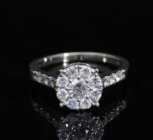 Anillo Clásico de Oro de 14K con Baño de Rodio, Diamantes Naturales en Racimo, Diseño Floral con Halo Redondo Brillante y Banda con Acentos de Diamantes Pavé - Product Image 2