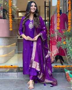 Traje de seda de algodón suave puro pesado con trabajo bordado y estampado pesado Jecquard Wiving con Zari Work Dupatta para niñas y mujeres - Product Image 4