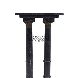 Piedestal de luxe à double colonne en marbre noir Nero Marquina avec accents en laiton antique - Product Image 2