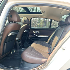 Sedán de Lujo Usado 2024, 2.0 T Turboalimentado, Automático, con Paquete Deportivo Estilo M, Palanca de Cambios de Cristal y Ambiente - Product Image 5