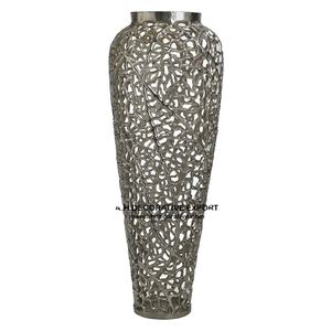 Jarrón de Flores Decorativo de Alta Calidad, Diseño Artesanal, Acabado en Plata de Aluminio, en Venta - Product Image 1