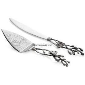 Juego de cuchillos y servidor de pastel de aspecto precioso pulido plateado con textura martillada pequeña con asas de diseño de flores y brotes - Product Image 1