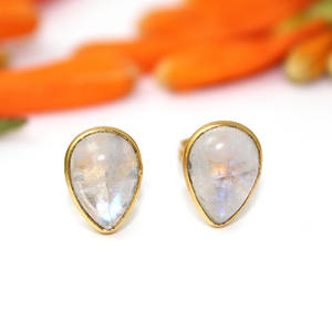 Pendientes de tuerca chapados en oro con piedras preciosas de piedra lunar natural hechos a mano al por mayor para India - Product Image 1