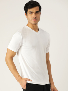 Camiseta de algodón personalizada Camiseta de peso ligero con cuello en V de algodón 100% Camiseta de hombre de impresión personalizada en blanco de alta calidad - Product Image 4