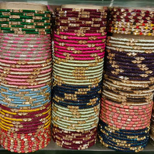 Bracelets à la mode Kundan Latkan avec de superbes bracelets à la mode en pierre de perle pour les mariages et les vêtements de fête - Product Image 1