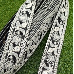 Lacets floraux brodés beiges personnalisés adaptés aux designers de mariage avec des paillettes argentées et idéaux pour la revente - Product Image 3