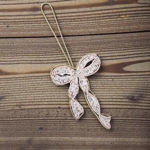 Elegante Adorno Colgante de Cinta con Zari |   Adorno de Lazo con Cuentas Rosas y Blancas para Pared, Árbol, Decoración de Regalos y Decoración Festiva - Product Image 1