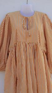 Robe mi-longue à rayures jaunes de haute qualité avec fermeture à cordes à col profond Mini robe longue imprimée à rayures Ligne de cou confortable - Product Image 4