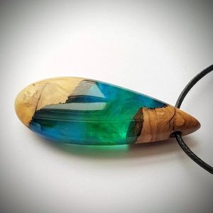 Nouveau collier pendentif barre en résine de bois de haute qualité amélioré pour hommes et femmes cadeau élégant pour la rentrée des classes et des cadeaux - Product Image 2