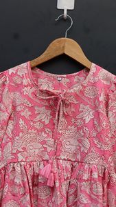 Kyra ชุดเดรสสั้นลำลองพิมพ์ลายดอกไม้, เสื้อทูนิคบล็อกมีคอลึกและเชือกผูก - Product Image 4