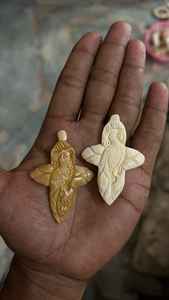 Colgantes de hueso tallados a mano intrincados, joyería de inspiración Tribal de estilo bohemio hecha a medida, accesorios de diseño único con cuentas blancas - Product Image 2