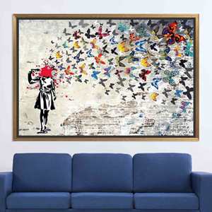 Toile imprimée Banksy Butterfly Girl - Décoration murale moderne, toile encadrée dorée - Product Image 1
