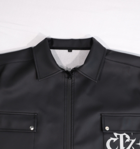 Logotipo personalizado Moderno de manga corta caída del hombro doble bolsillos en el pecho con cremallera camisa de cuero de imitación Personalizado hip hop hombres camisas de Vaqueros - Product Image 3