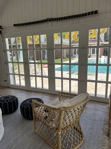 Puerta de Garaje de Diseño Francés Modelo Flagship Jennifer de FrenchPorte, Fabricada en Vidrio y Aleación de Aluminio - Product Image 2