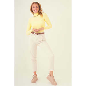 Pull col roulé jaune en tricot méga côtelé pour femme - Product Image 3