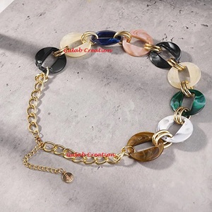 Collier à chaîne en laiton et résine fabriqué à la main Bijoux géométriques modernes pour femmes, matériau mixte léger - Product Image 3