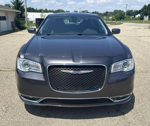 Chrysler 300 Tour 2020 d'occasion en bon état, propulsion arrière, transmission automatique, sièges en tissu, toit ouvrant panoramique, caméra de recul 360° - Product Image 1
