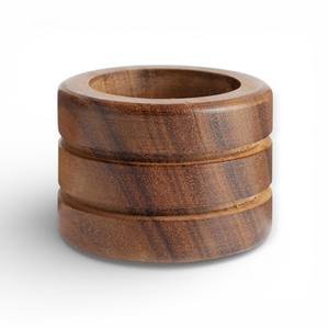 Anneau de serviette en bois à triple nervure avec grain lisse poli pour une mise en place de table élégante et unique - Product Image 1