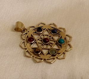 Incroyables pendentifs de fleurs à sept chakras avec pendentif naturel fait main - Product Image 2