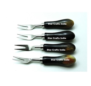 Fourchettes à fruits élégantes en acier inoxydable avec des manches en corne naturelle lisses pour les fruits, les desserts, les collations et les occasions spéciales - Product Image 1