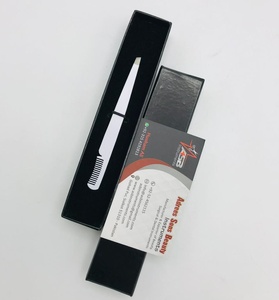 Pinzas de cejas blancas de primera calidad con logotipo personalizado Puntas puntiagudas inclinadas de acero sostenible y peine Pinzas de cejas personalizables - Product Image 1