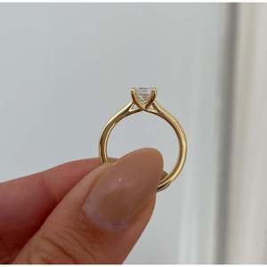 Bague de fiançailles solitaire en diamant de laboratoire taille radiant de 2 carats, certifiée IGI, couleur D-E-F, clarté VVS/VS, or 14 carats - Product Image 2