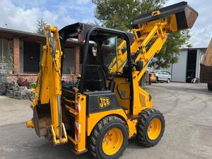 รถตักล้อยาง JCB 1CX รุ่นมินิแบคโฮ พร้อมปั๊มไฮดรอลิก MOOG และเครื่องยนต์กำลังสูง มีสินค้าในสต็อกและพร้อมจัดส่ง - Product Image 3